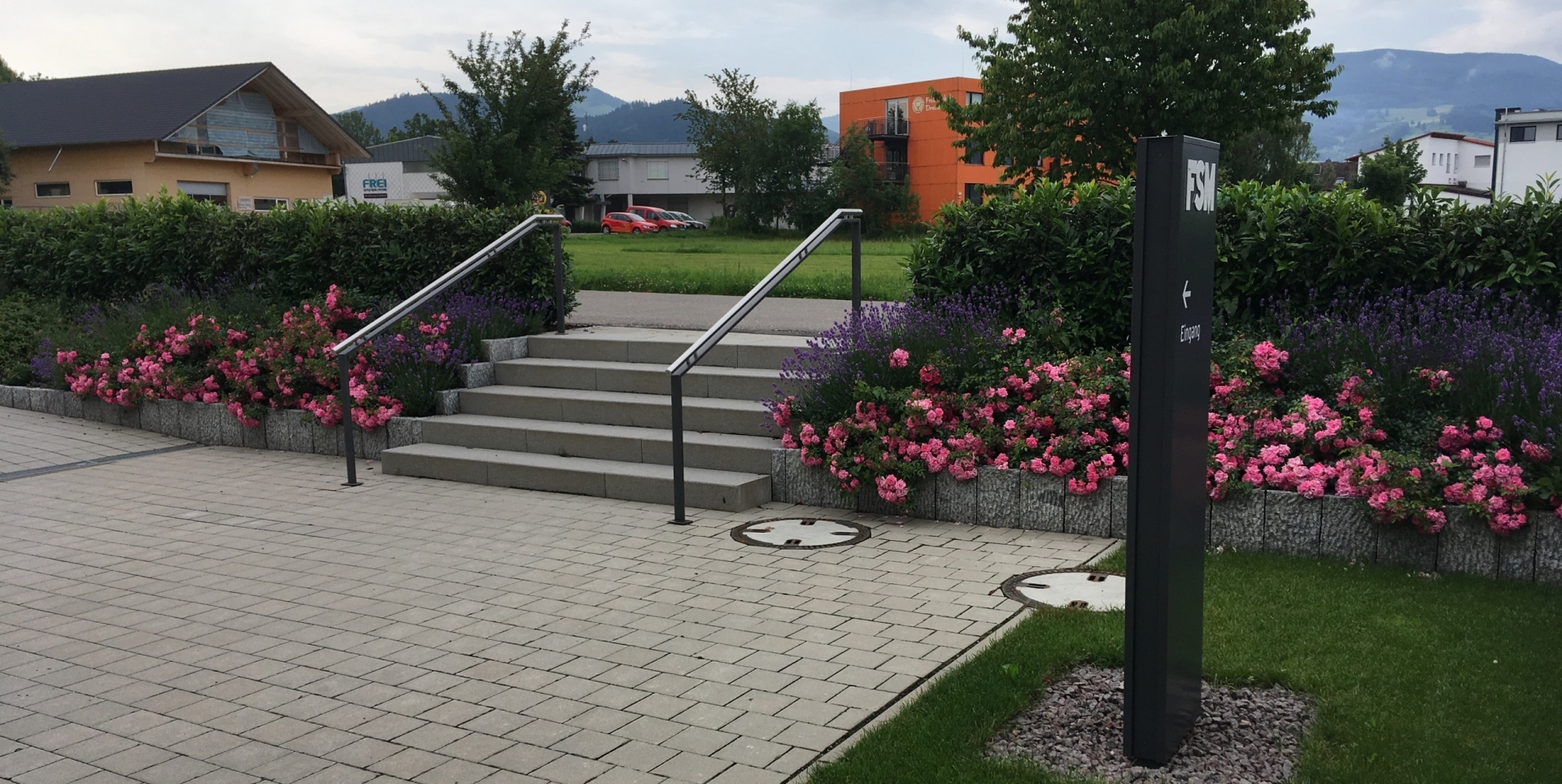 Industriegebäude- Grünplanung und Gestaltung der Vegetationsbereiche