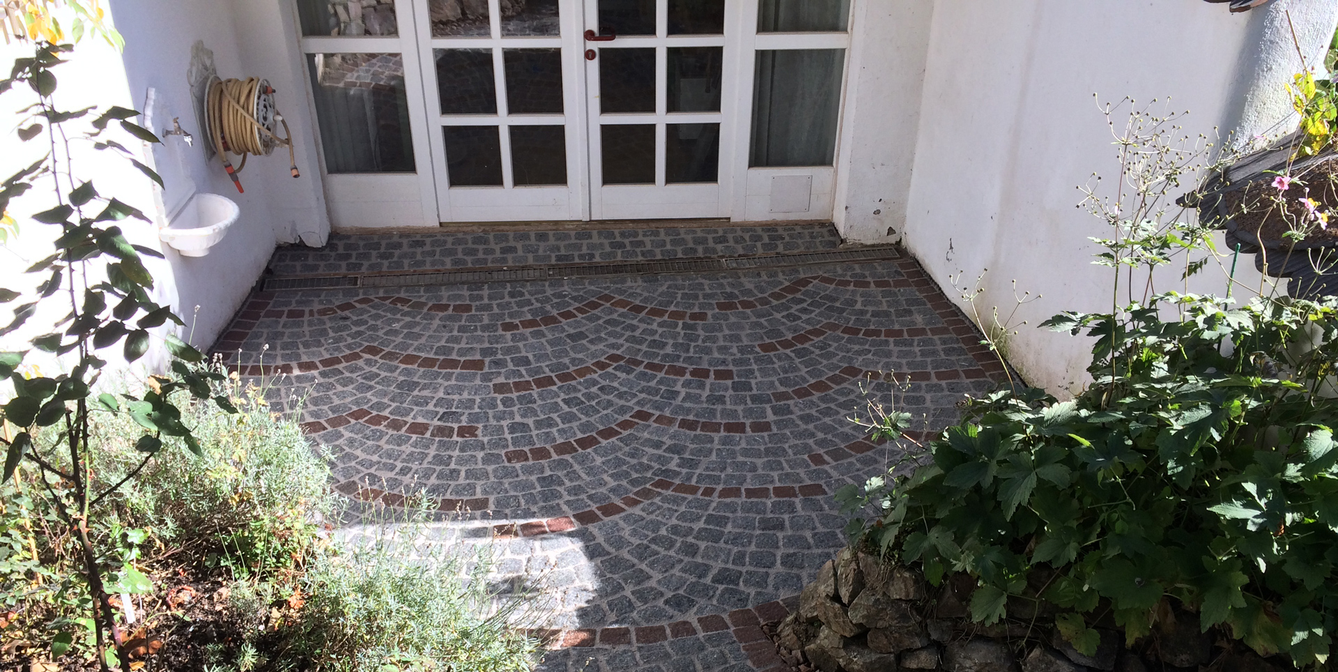 Kellersitzplatz in Segmentbogenpflaster